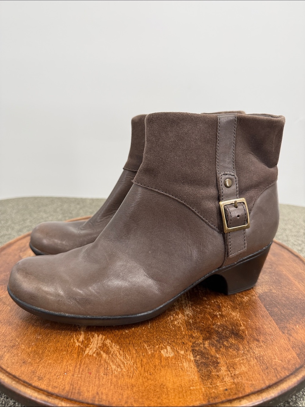 Clarks Boots Wm 9 Wide Brown Ingalls Dover Ankle Buckle Inside Zip Heel Comfort